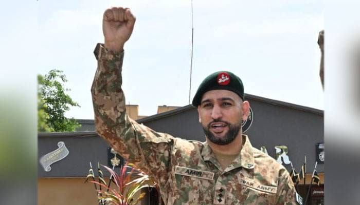 پاک فوج نے ایک دن کیلئےباکسر عامر خان کو اعزازی کیپٹن کے رینک لگا دیے ...