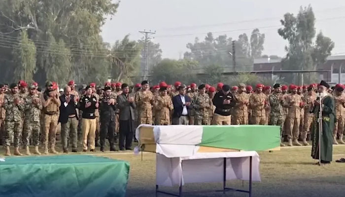 شہید فوجی جوانوں کی نماز جنازہ ڈی آئی خان میں ادا کردی گئی - ROSHAN ...