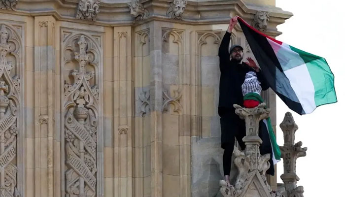 لندن: نوجوان بگ بین ٹاور پر فلسطینی پرچم لیکر چڑھ گیا