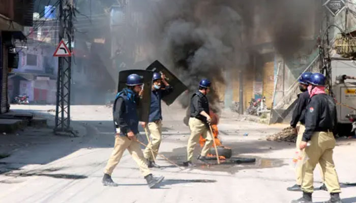 کشمیر ایکشن کمیٹی نے امن و امان کے لیے بھیجے گئے وفاقی پولیس اہلکار کو یرغمال بنا لیا