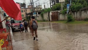 بنی گالہ میں سیوریج کا بحران، گلیوں میں جمع پانی نے بچوں کا سکول جانا بھی مشکل بنا دیا