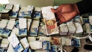 ایمانداری کی اعلیٰ مثال، ریلوے پولیس نے مسافر کے 38 لاکھ روپے واپس کردیے