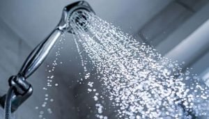 (22 دسمبر 2025): ٹھنڈے پانی سے نہانا بعض افراد کے لیے تازگی اور چستی کا باعث بن سکتا ہے، تاہم ماہرین نے خبردار کیا ہے کہ یہ عمل بلڈ پریشر میں اچانک اضافے کا سبب بھی بن سکتا ہے۔ سرد پانی کے اثر سے خون کی نالیاں سکڑ جاتی ہیں اور تناؤ کے ہارمونز خارج ہوتے ہیں، جس سے دل پر اضافی دباؤ پڑتا ہے، خاص طور پر ان افراد میں جو بلند فشارِ خون یا دل کی بیماریوں میں مبتلا ہوں۔ انٹرنیشنل جرنل آف انوائرنمنٹل ریسرچ اینڈ پبلک ہیلتھ میں شائع ایک تحقیق کے مطابق سردی کے اثرات صحت مند افراد میں بھی بلڈ پریشر اور خون کی نالیوں پر دباؤ بڑھا سکتے ہیں، جب کہ حساس افراد میں یہ خطرہ زیادہ ہو سکتا ہے، اور سائنسی مطالعات سے ظاہر ہوتا ہے کہ سردی کے باعث چند ہی لمحوں میں بلڈ پریشر بڑھ سکتا ہے۔ ماؤتھ واش کا باقاعدہ استعمال بلڈ پریشر بڑھا سکتا ہے، تحقیق میں انکشاف ماہرین کا کہنا ہے کہ اگرچہ جسم وقت کے ساتھ ہلکی سردی کا عادی ہو سکتا ہے، مگر اچانک پورے جسم کو ٹھنڈے پانی میں ڈالنا خطرناک ثابت ہو سکتا ہے۔ احتیاط کے طور پر پانی کے درجہ حرارت کو بتدریج کم کرنے، علامات پر نظر رکھنے اور دل یا بلڈ پریشر کے مریضوں کو ڈاکٹر سے رجوع کرنے کا مشورہ دیا گیا ہے۔ ماہرین کے مطابق جب ٹھنڈا پانی کھلی جِلد سے لگتا ہے تو سب سے پہلے ہونے والے رد عمل میں ایک یہ بھی شامل ہے کہ خون کی نالیاں سکڑ جاتی ہیں، یہ اس لیے ہوتا ہے تاکہ جسم سے حرارت کم نہ ہو، لیکن اس سے خون کی نالیوں کی مزاحمت بھی بڑھ جاتی ہے، جس کی وجہ سے دل اور خون کی نالیوں کے نظام کو خون کو پمپ کرنے کے لیے زیادہ محنت کرنی پڑ جاتی ہے، اور اس کے نتیجے میں بلڈ پریشر بڑھ جاتا ہے۔ اسی دوران سردی کے اثر سے سیمپیتھیٹک (Sympathetic) اعصابی نظام بھی متحرک ہو جاتا ہے، جس سے تناؤ کے ہارمونز کا اخراج بڑھ جاتا ہے، دل کی دھڑکن اور اس کا سکڑاؤ مضبوط ہو جاتا ہے، لیکن یہ سب تبدیلیاں مل کر بلڈ پریشر میں شدید اور کبھی کبھار بڑا اضافہ پیدا کر دیتی ہیں اور دل پر بوجھ ڈال دیتی ہیں۔