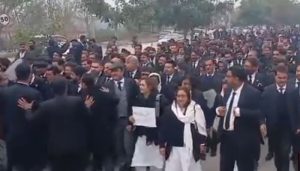 ایمان مزاری اور ہادی علی چٹھہ کی سزا کیخلاف اسلام آباد میں وکلا کی ہڑتال و احتجاجی ریلی