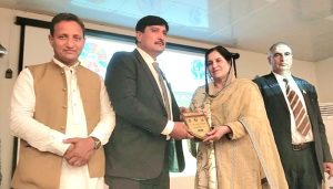 نبیلہ ایوب نے طارق علی ورک کو بہترین صحافتی خدمات پر ایوارڈ سے نوازا