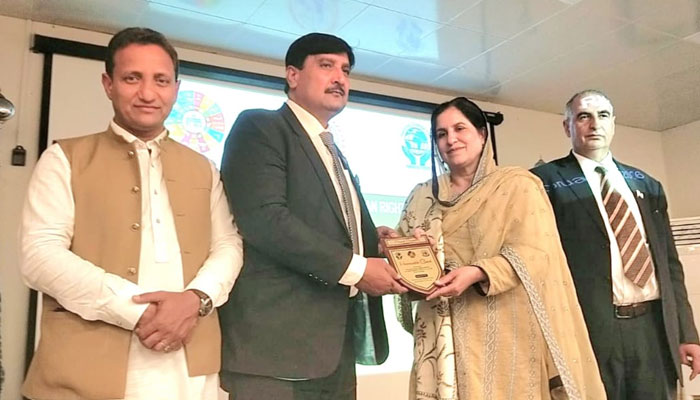 نبیلہ ایوب نے طارق علی ورک کو بہترین صحافتی خدمات پر ایوارڈ سے نوازا